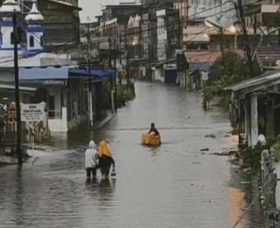 Banjir Rob di Dumai, Rumah dan Kendaraan Warga Terendam
