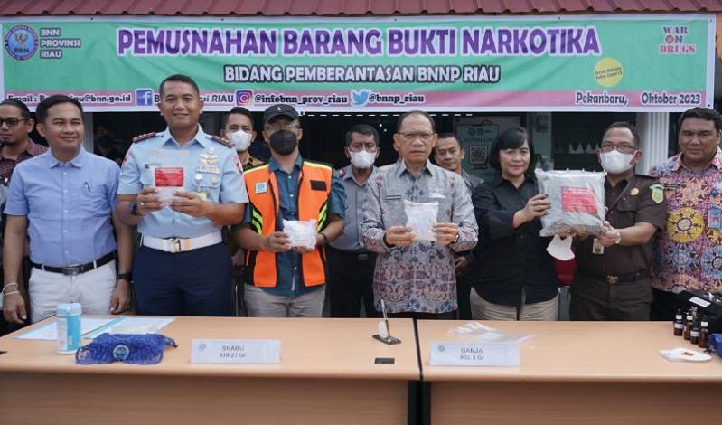 Gagalkan Penyelundupan Narkotika ke NTB, BNNP Riau Musnahkan 1 Kg Ganja Kering