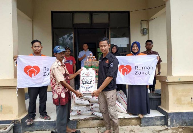 Relawan Rumah Zakat Serahkan Bantuan untuk Korban Banjir Kuansing
