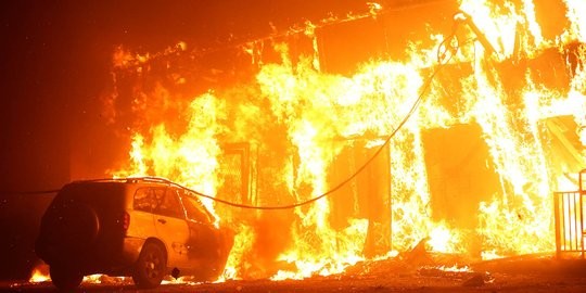 Api Setinggi 15,2 Meter Mengamuk, Ribuan Warga California Mengungsi