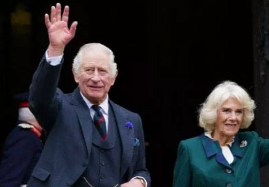 Raja Charles dan Camilla Dilempari Telur oleh Pengunjuk Rasa
