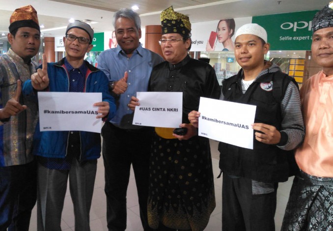 Pulang Dari Bali, LAM Riau dan Berbagai Ormas Sambut Kedatangan Abdul Somad di Bandara SSK II Pekanbaru