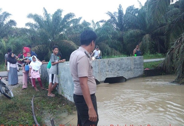 Bermain di Genangan Banjir, Bocah di Rohul Tewas Terseret Arus