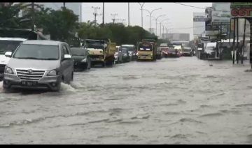 Diguyur Hujan, Jalan Soebrantas Pekanbaru Kembali Terendam Banjir, Pengendara Sulit Melintas