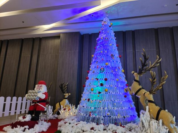 Cantik Banget, Novotel Pekanbaru Hadirkan Pohon Natal dari Botol Daur Ulang