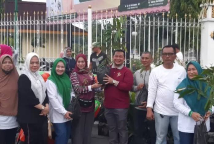 Apresiasi Masyarakat Taat Pajak, Bapenda Riau Bagi-bagi Bibit Buah di Pekanbaru