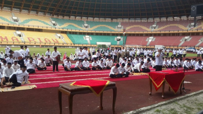 Sebelum Pelantikan, Ribuan Pejabat Riau Shalat Ashar Berjamaah di Stadion Utama Riau