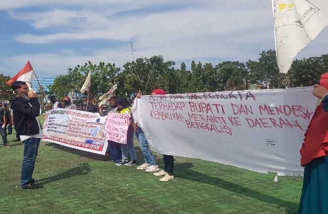 Demo Bupati Adil, Massa Minta Polda Riau Usut Tuntas Persoalan Sampah di Pantai Mekong