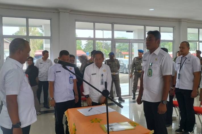 12 Pejabat Eselon III dan IV Dilantik di Kantor Satpol PP Riau, Berikut Daftar Namanya
