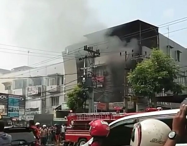 Kebakaran di Toko Bahan Bangunan Imam Munandar Berhasil Dipadamkan