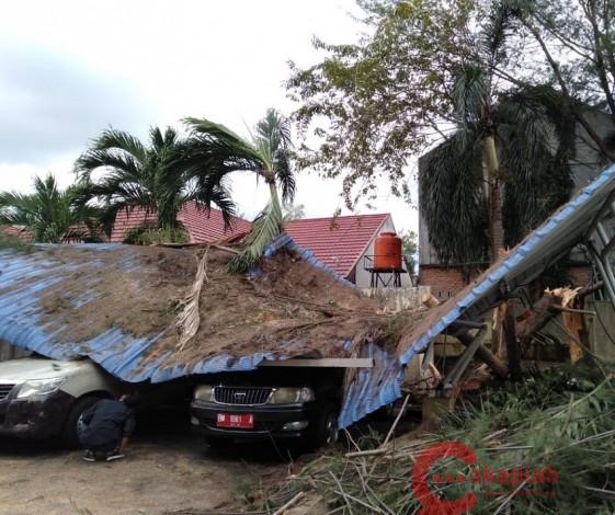 Akibat Angin Kencang, Dua Mobil di Kantor Bapenda Pekanbaru Tertimpa Pohon dan Kanopi