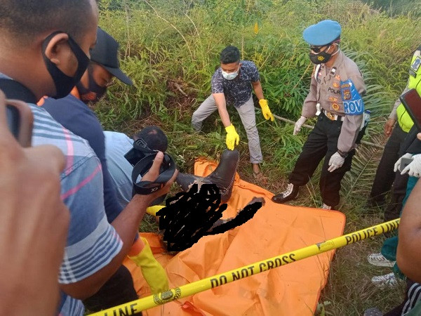 Mayat Perempuan di Jalan Lintas Bono Dibawa ke RS Bhayangkara di Pekanbaru
