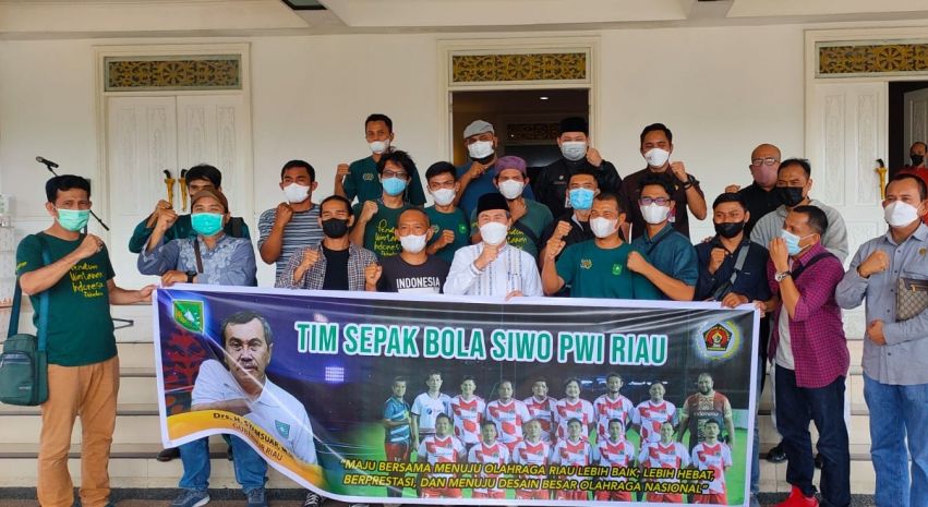 Gubernur Syamsuar Lepas Pemain SIWO PWI Riau ke Solo