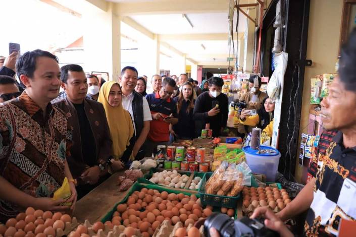 Pantau Sembako di Pasar Limapuluh, Wamendag dan Muflihun Terima Keluhan Soal Minyakita