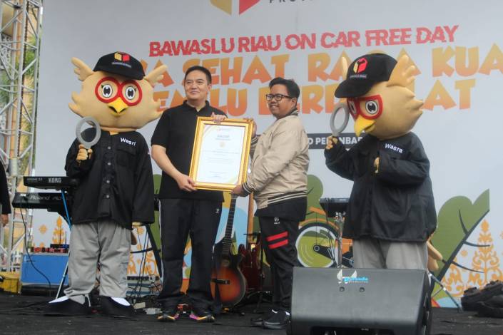 Sempena Car Free Day Pengawasan Pemilu, Bawaslu Riau Beri Penghargaan ke Kapolda