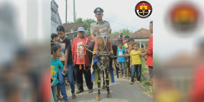Lulus Jadi Polisi, Anak Petani Diarak Keliling Naik Kuda