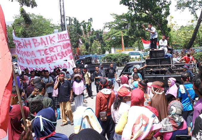 Berharap Dapat Respon Gubernur, Warga Koto Aman Jaga Pintu Masuk dan Keluar DPRD Riau