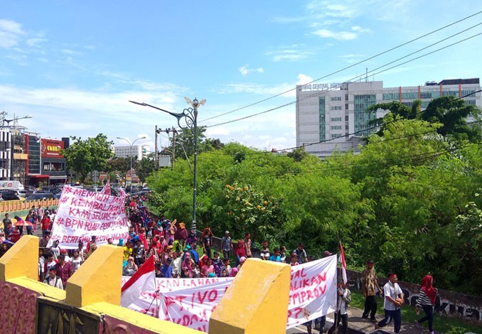 Warga Koto Aman Berjalan Kaki Demo ke Gedung DPRD Riau