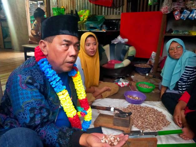 Mengadu ke Anggota DPRD Riau, Kaum Ibu di Kepulauan Meranti Minta Alat Pemecah Pinang