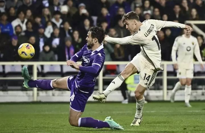 Gol Telat Llorente Hindarkan Roma dari Kekalahan di Markas Fiorentina