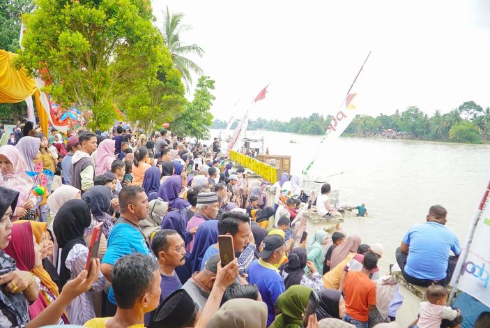 Ribuan Masyarakat Ikuti Balimau Kasai di Sungai Kampar