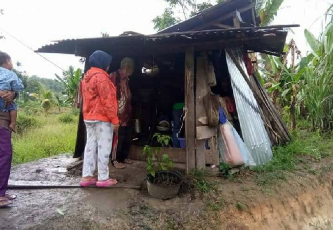 Dalam Kondisi Tuli dan Buta, Pasangan Lansia di Kampar Ini Tinggal di Gubuk Reyot