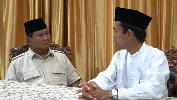 Minyak Wangi dan Tasbih Kesayangan Ustaz Abdul Somad untuk Prabowo