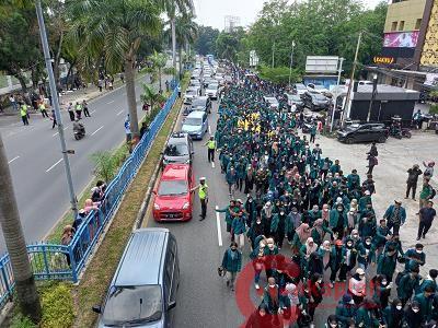 Mahasiswa Umri Berdatangan ke Lokasi Demo Besar-besaran, Jalan Sudirman Macet