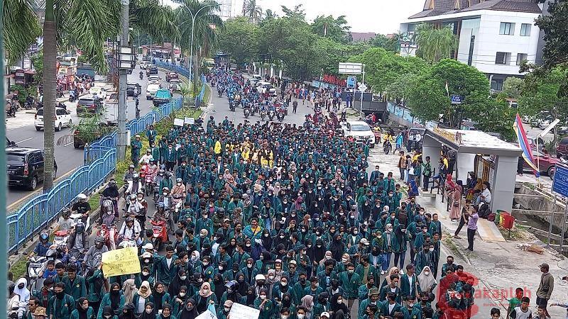 Demo Besar-besaran, Mahasiswa Mulai Berdatangan ke DPRD Riau