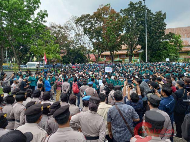 Lebih Satu Jam Menggelar Aksi, Belum Ada yang Menemui Ribuan Mahasiswa di DPRD Riau