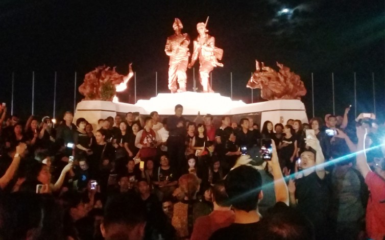 Aksi Bakar Lilin Puluhan Pendukung Ahok di Pekanbaru Bikin Macet