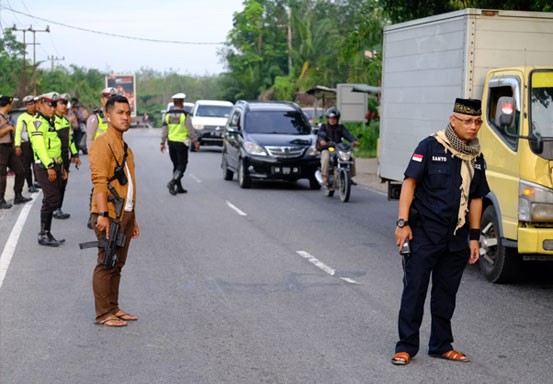 Polisi Bersenjata Razia di Pintu Masuk Pekanbaru