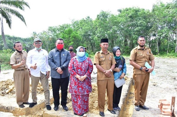 Plh Bupati Bengkalis Letak Batu Pertama Pembangunan SMAN 11 Kecamatan Bathin Solapan