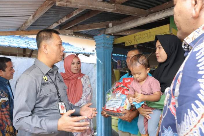 Sekda Serahkan Bantuan Makanan Tambahan untuk Anak Stunting di Marpoyan Damai