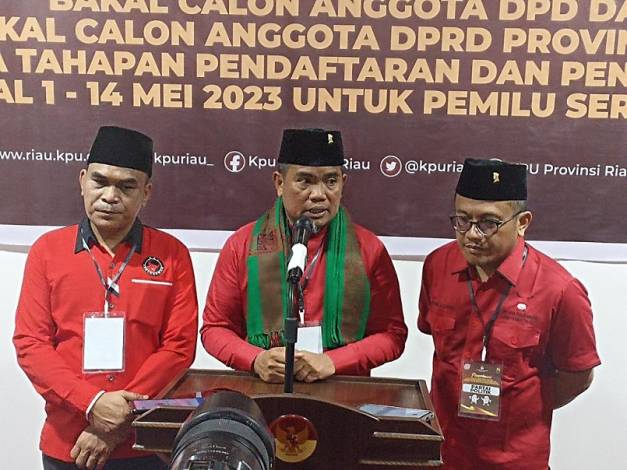 Daftar ke KPU, PDIP Targetkan 15 Kursi untuk DPRD Riau