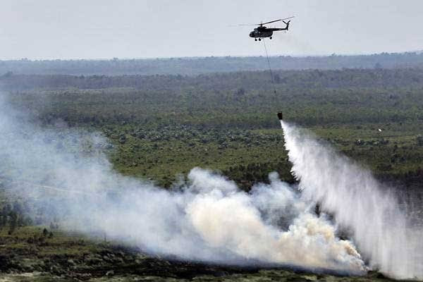 BPBD Riau Terbangkan Helikopter Patroli Pantau 12 Titik Panas
