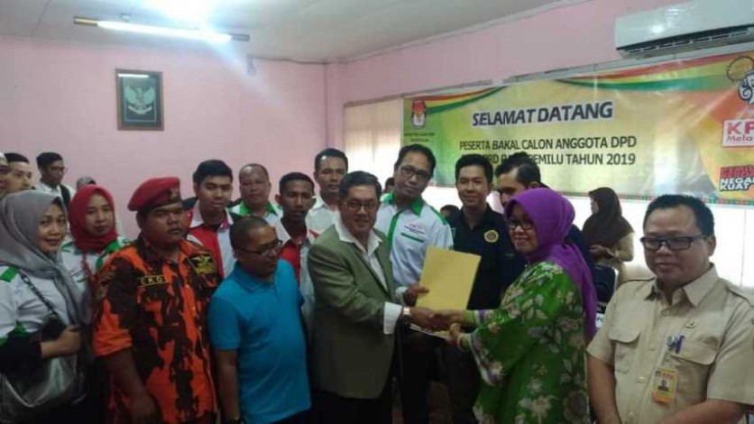 Bawa Pendukung, Herman Gazali Serahkan Persyaratan DPD RI ke KPU Riau