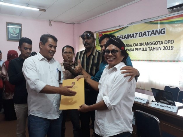 Gunakan Blangkon, Wakil Ketua Apkasindo Riau Daftar Ulang Calon DPD RI