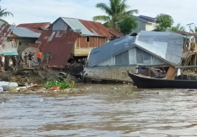 Longsor di Seberang Tembilahan, Rumah Warga Amblas ke Sungai Indragiri