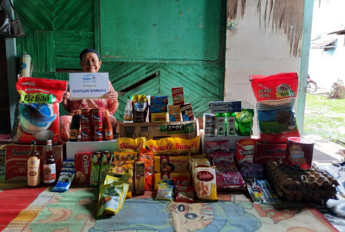 Rumah Yatim Berikan Bantuan untuk Nenek Minah, l Lansia Pekerja Keras Asal Riau
