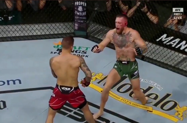 McGregor Akan Operasi Tibia Usai Patah Kaki di UFC 264