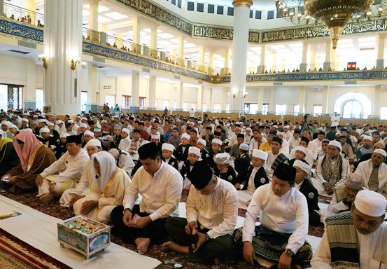 Belasan Ribu Umat Muslim Salat Idul Adha di Masjid Agung Rohul