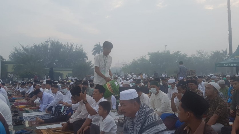 Kabut Asap Pekat, Ribuan Warga Tetap Antusias Salat Idul Adha di Halaman Masjid Raya Annur