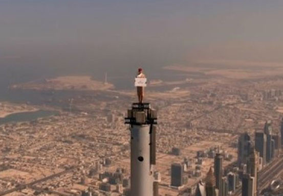 Menegangkan! Aksi Pramugari Maskapai Dubai dari Menara Tertinggi di Dunia