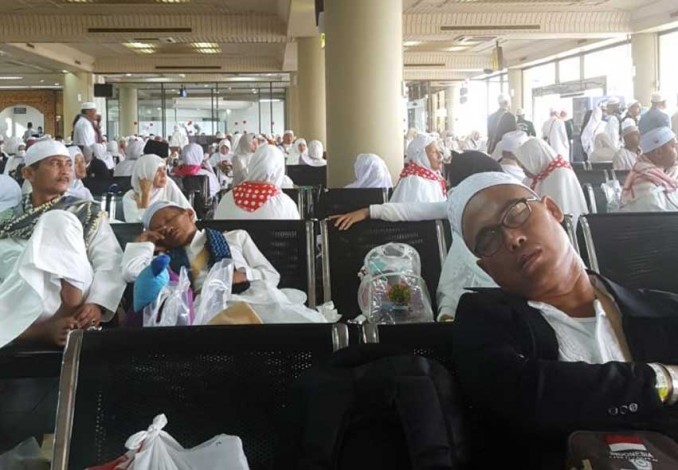 Ratusan Jemaah Haji Pekanbaru Terlantar di Hang Nadim