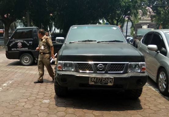 Satpol PP Jemput Mobil Dinas di Rumah Mantan Anggota DPRD Pekanbaru