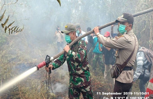 150 Personel Kodim Bengkalis Bertungkus Lumus Padamkan Karhutla