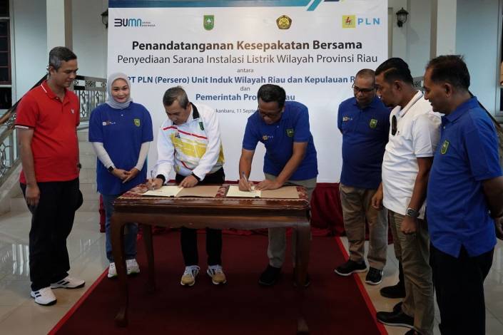 Dukung Program Riau Hijau, Gubri Tandatangani Komitmen Bersama PLN
