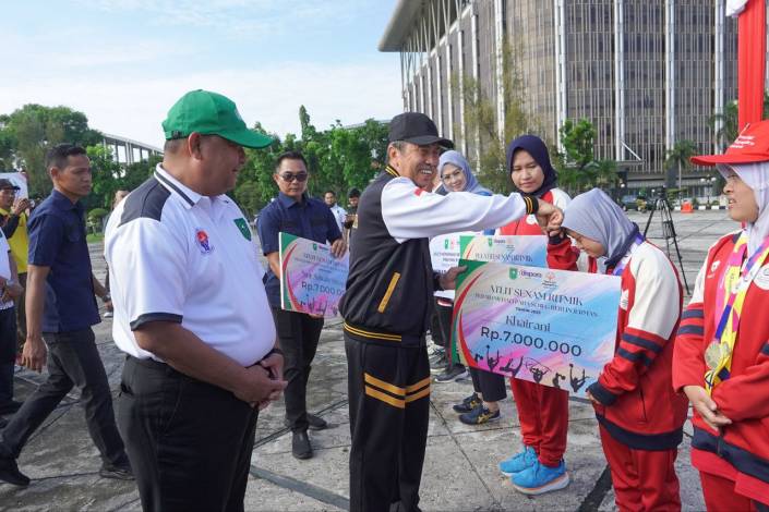 Gubernur Serahkan Penghargaan ke Atlet dan Pelaku Usaha Prestasi di Riau