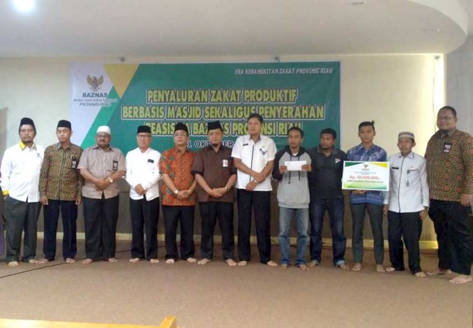 Baznas Riau Salurkan Zakat Program Riau Cerdas dan Riau Makmur